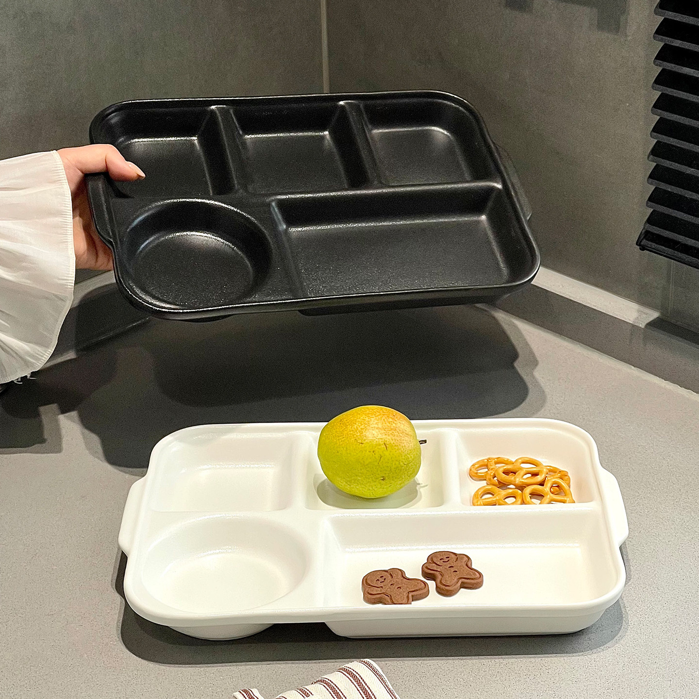 分餐盘减肥减脂餐盘女生坐月子餐盘养生盘家用高颜值陶瓷分格盘子