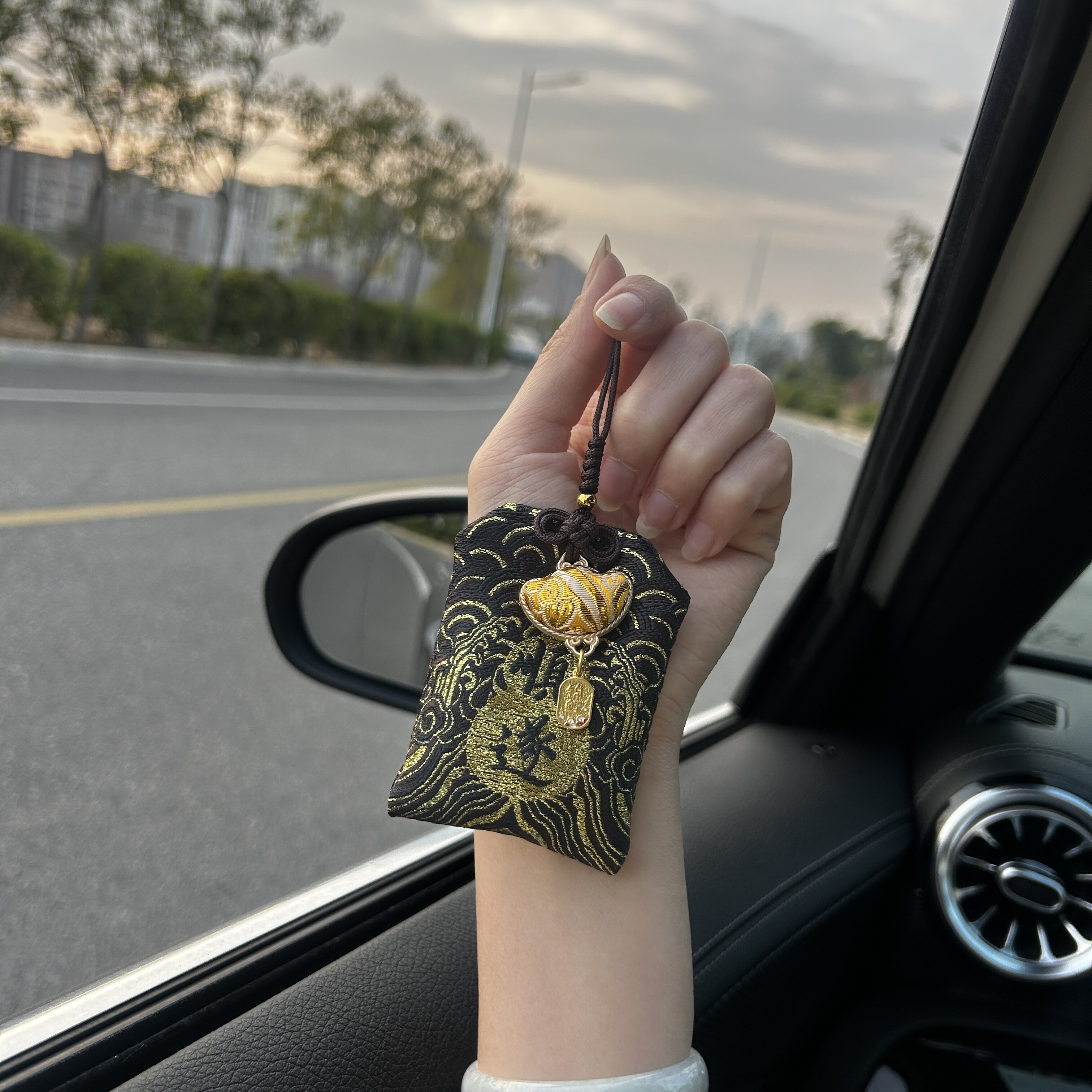 以谦堂黑金刺绣顺遂福袋御守车载织锦元宝招财汽车挂件锦鲤包挂饰
