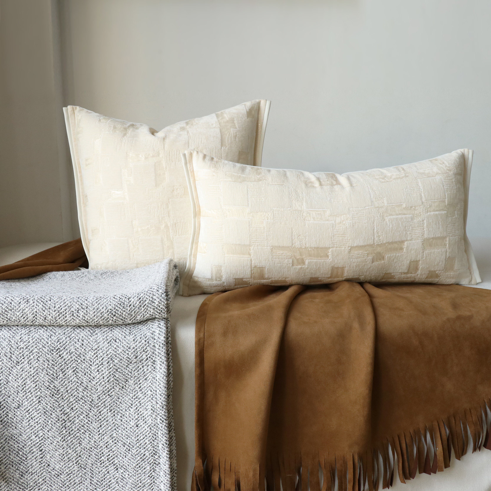 现代简约中式砖纹抱枕沙发靠垫米白色长腰枕家具展厅酒店客房靠枕