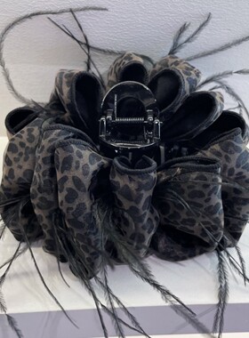 2025年新款豹纹羽毛云朵褶皱发抓女 韩国高端鲨鱼夹气质大号抓夹