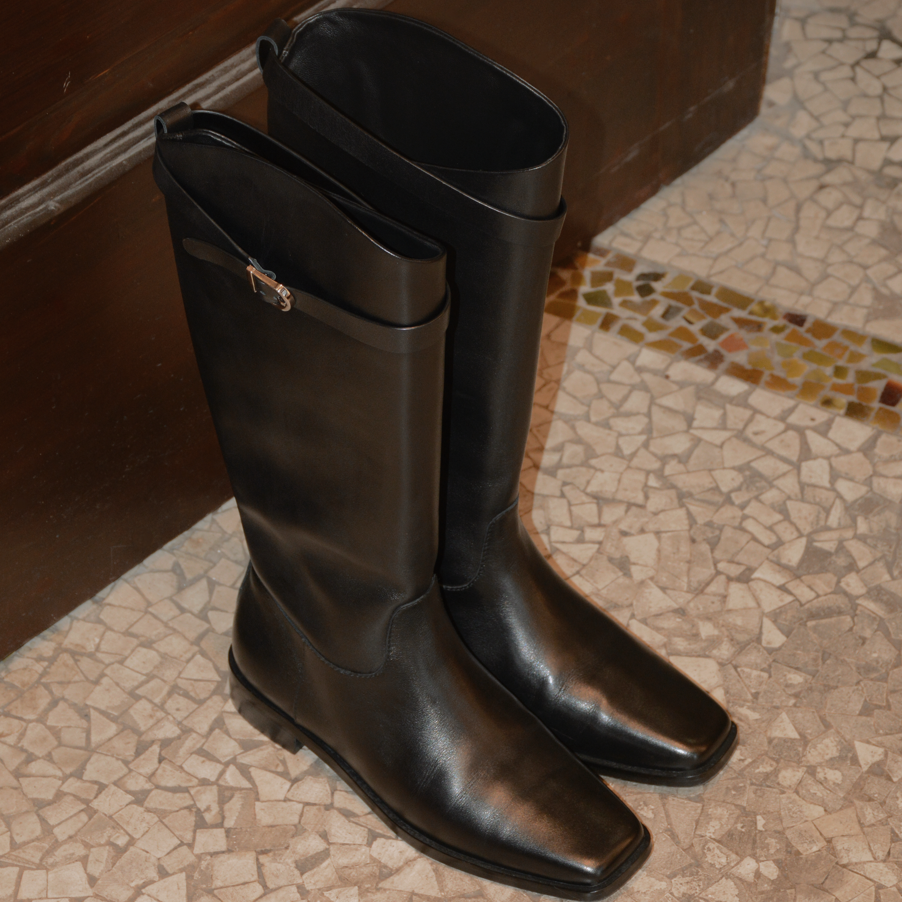 胡可的买手店 L'BEAUTE经典方头条带骑士长靴