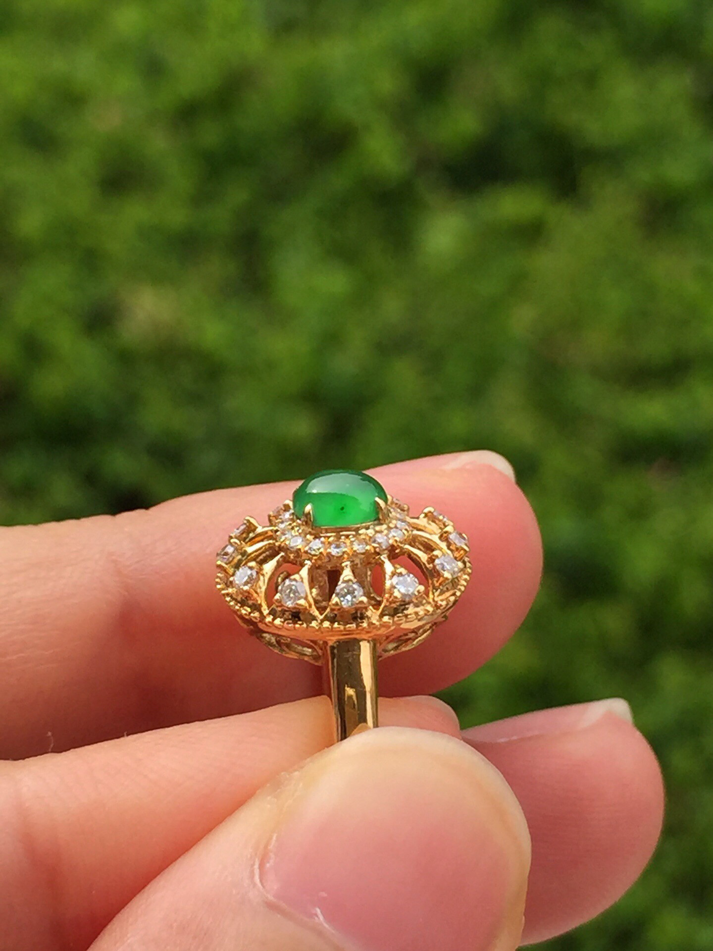 七宝珊瑚：天然翡翠戒指  高冰荧光 18K黄金点缀南非钻石豪华镶嵌