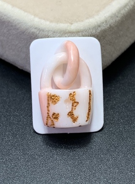 小锁造型项链 搭配金色花纹装饰 小巧可爱 做工精致 锁身造型独特