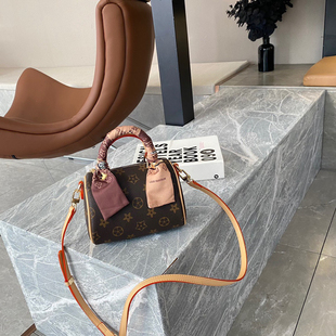 优草坊正品女包网红新款真皮女包16cm枕头包手机包高品质手提斜挎