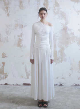 EliAtelier “慵懒假日”斜肩褶皱低腰设计露肩连衣裙气质长裙