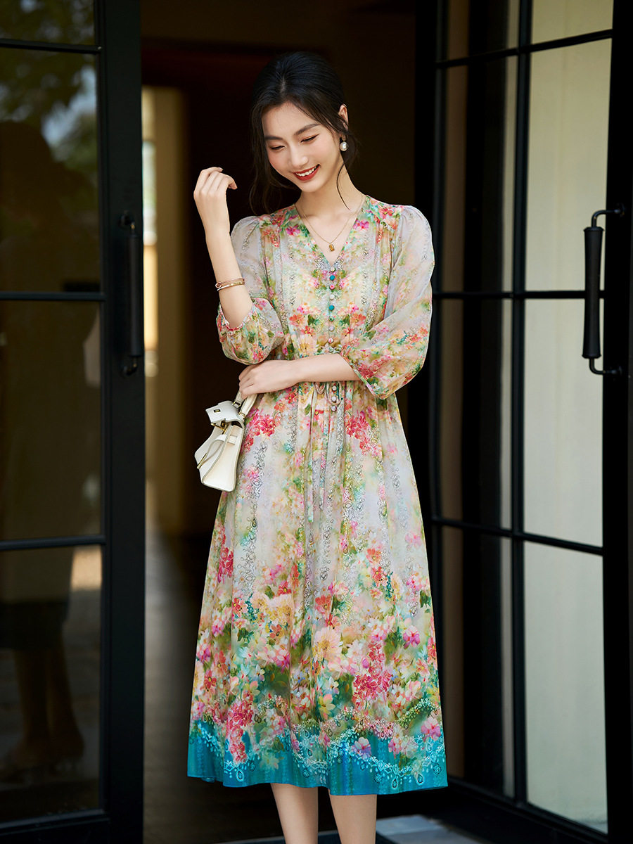 80337 2026新款油画花卉印花真丝连衣裙女 V 领收腰七分袖茶歇裙