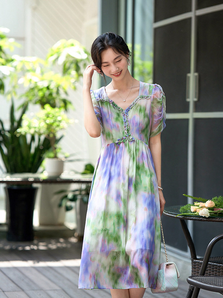 75074 木耳边领钉珠立体花朵松紧袖清凉真丝印花连衣裙