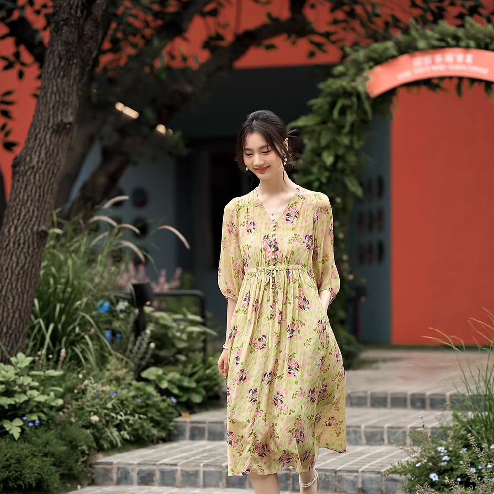 90479向日葵印花真丝连衣裙春夏新品女装2025V领单排扣优雅桑蚕丝