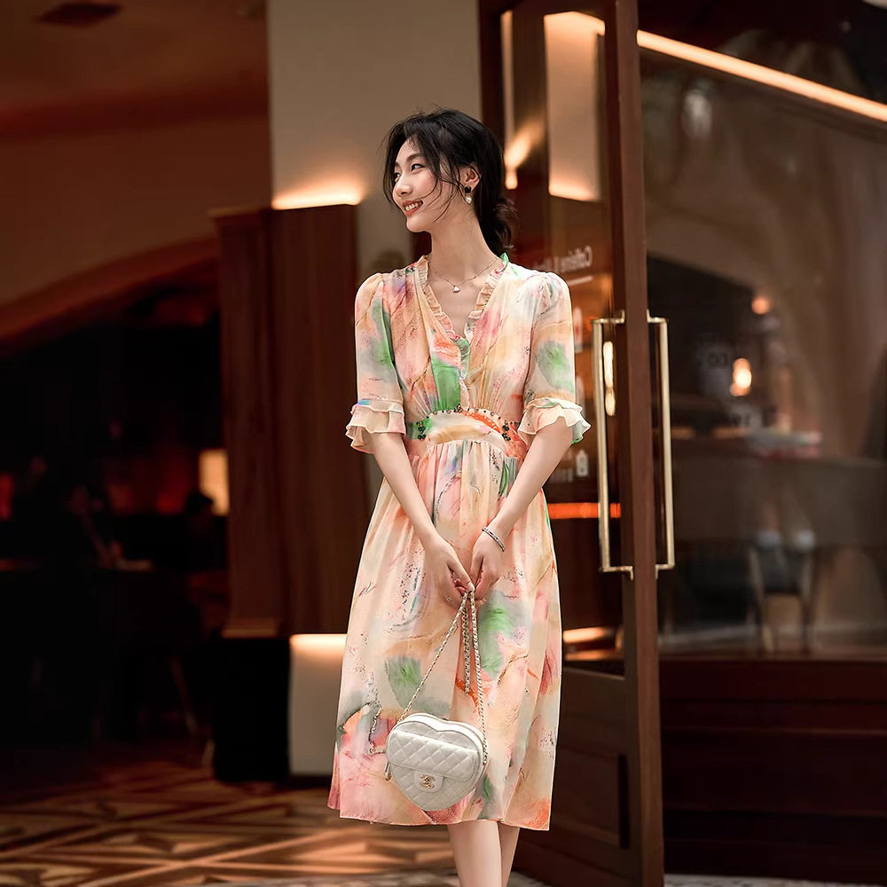 75058 2025夏季新品女木耳边V领腰订钻真丝彩色印花连衣裙喇叭袖