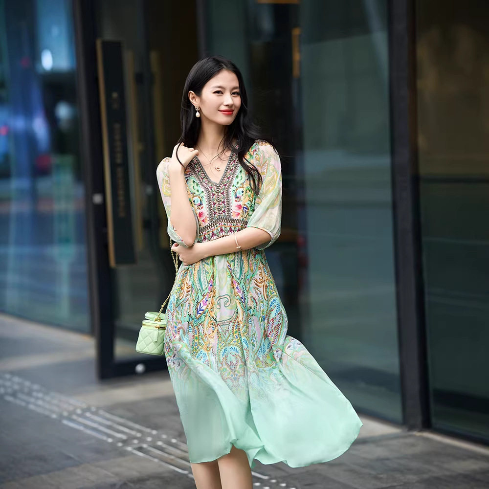 90461春夏新品女装2025定位印花钉珠真丝连衣裙气质V领收腰桑蚕丝