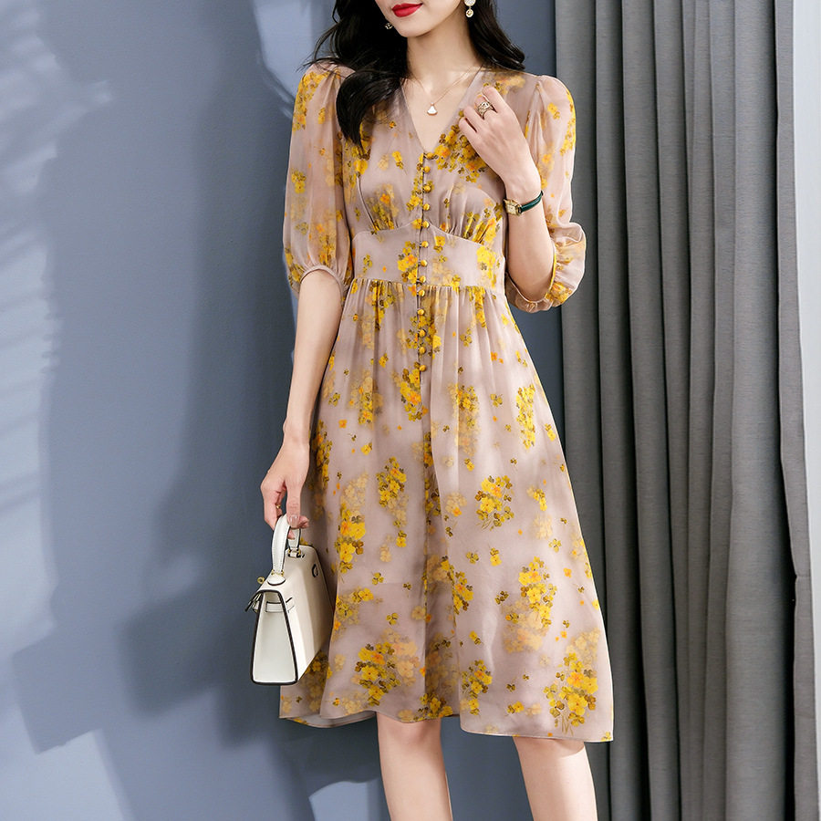 90169真丝连衣裙女夏装年轻款V领松紧腰显瘦碎花桑蚕丝裙子中长款