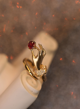 卡雷拉Los Manos魔法之手复刻系列丨18K金红宝钻石镶嵌手指戒指