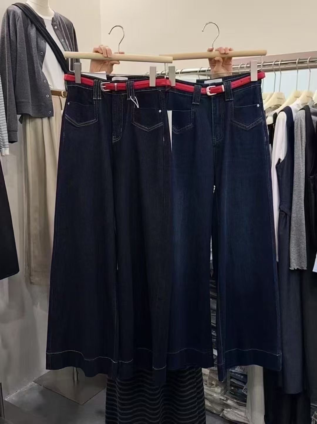 设计口袋高腰休闲牛仔裤女2025年秋冬新款高腰百搭显瘦宽松阔腿裤