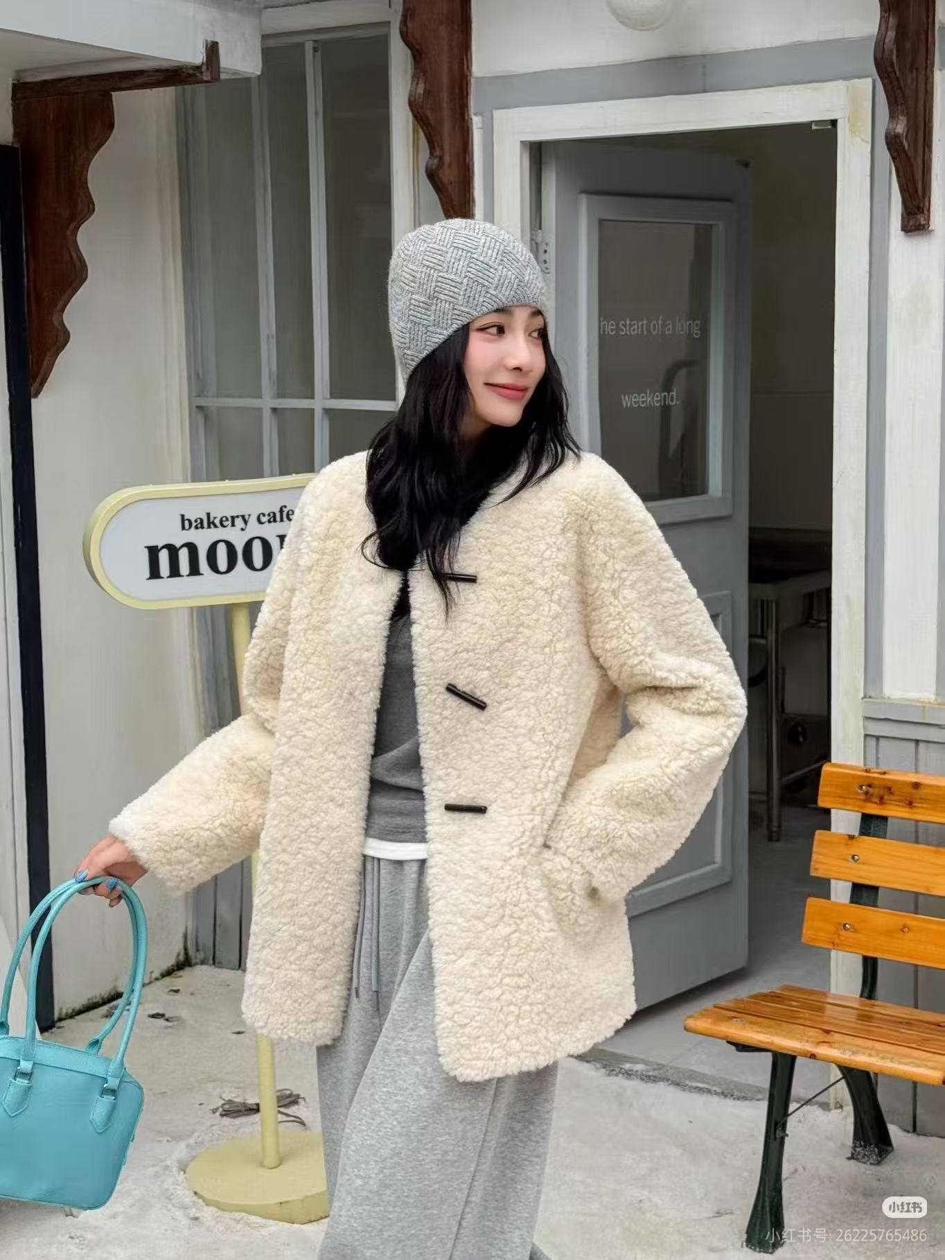 皮毛一体牛角扣羊羔毛保暖外套女2025冬厚款宽松皮草大衣女中长款