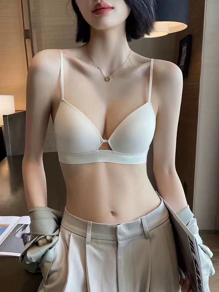 无痕内衣女夏季薄款小胸聚拢显大收副乳防下垂无钢圈细肩带文胸女