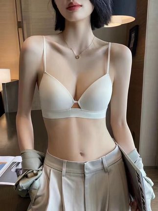 无痕内衣女夏季薄款小胸聚拢显大收副乳防下垂无钢圈细肩带文胸女