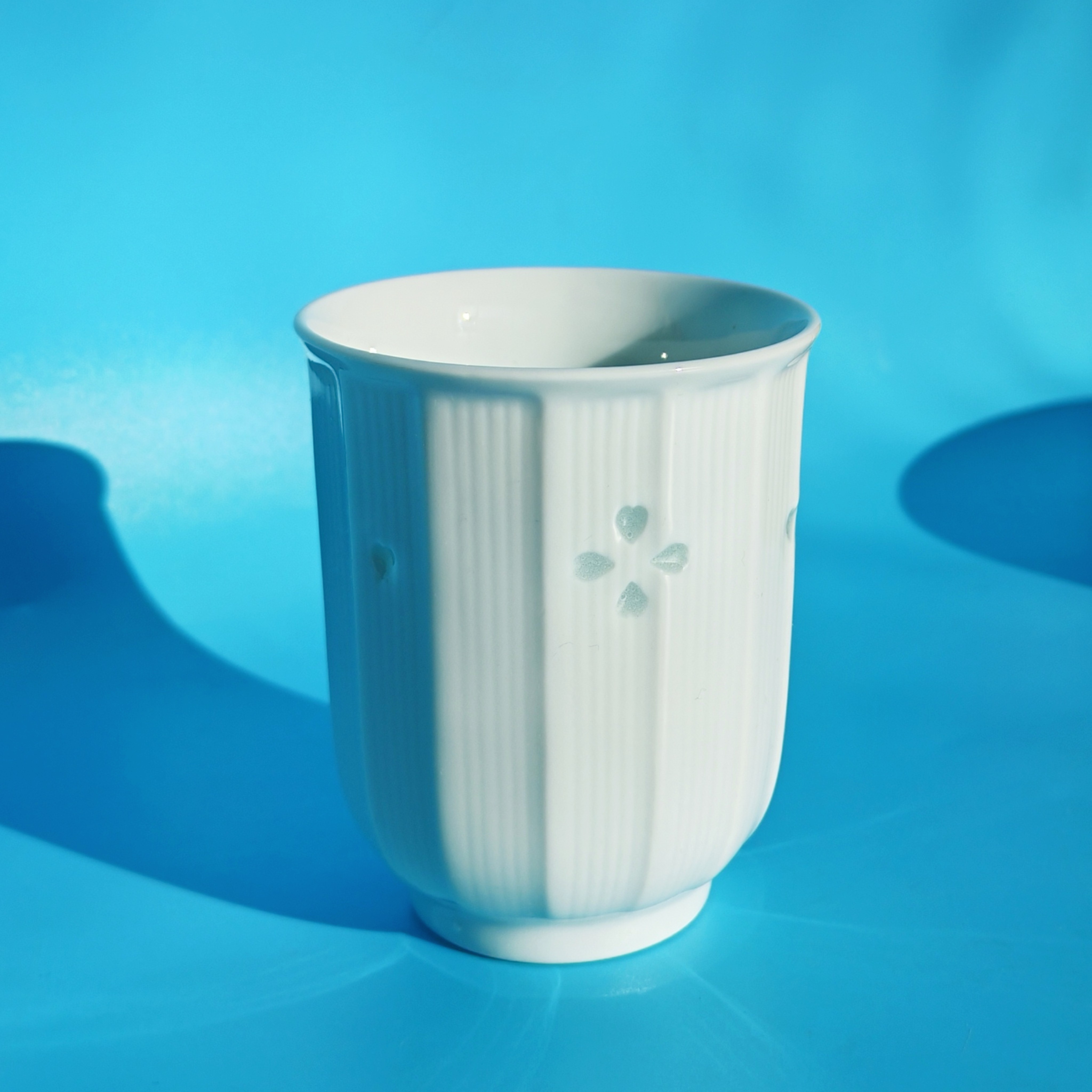 日本中古茶杯浮雕玲珑瓷竖纹手握汤吞杯日式简约寿司杯酒杯主人杯图片