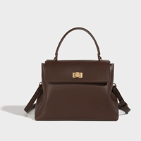 Коллекция шоколадного цвета и бесплатный подарочный пакет на стойке.