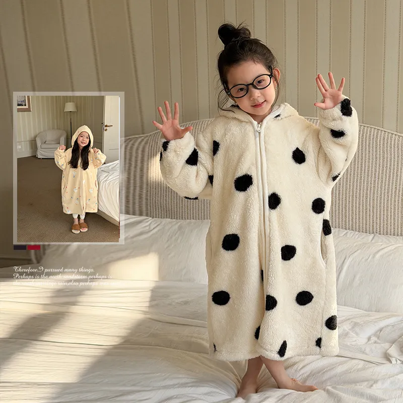 艾摩贝贝儿童卡通可爱保暖圆点睡衣双面雪粒珊瑚绒连帽睡袍家居服