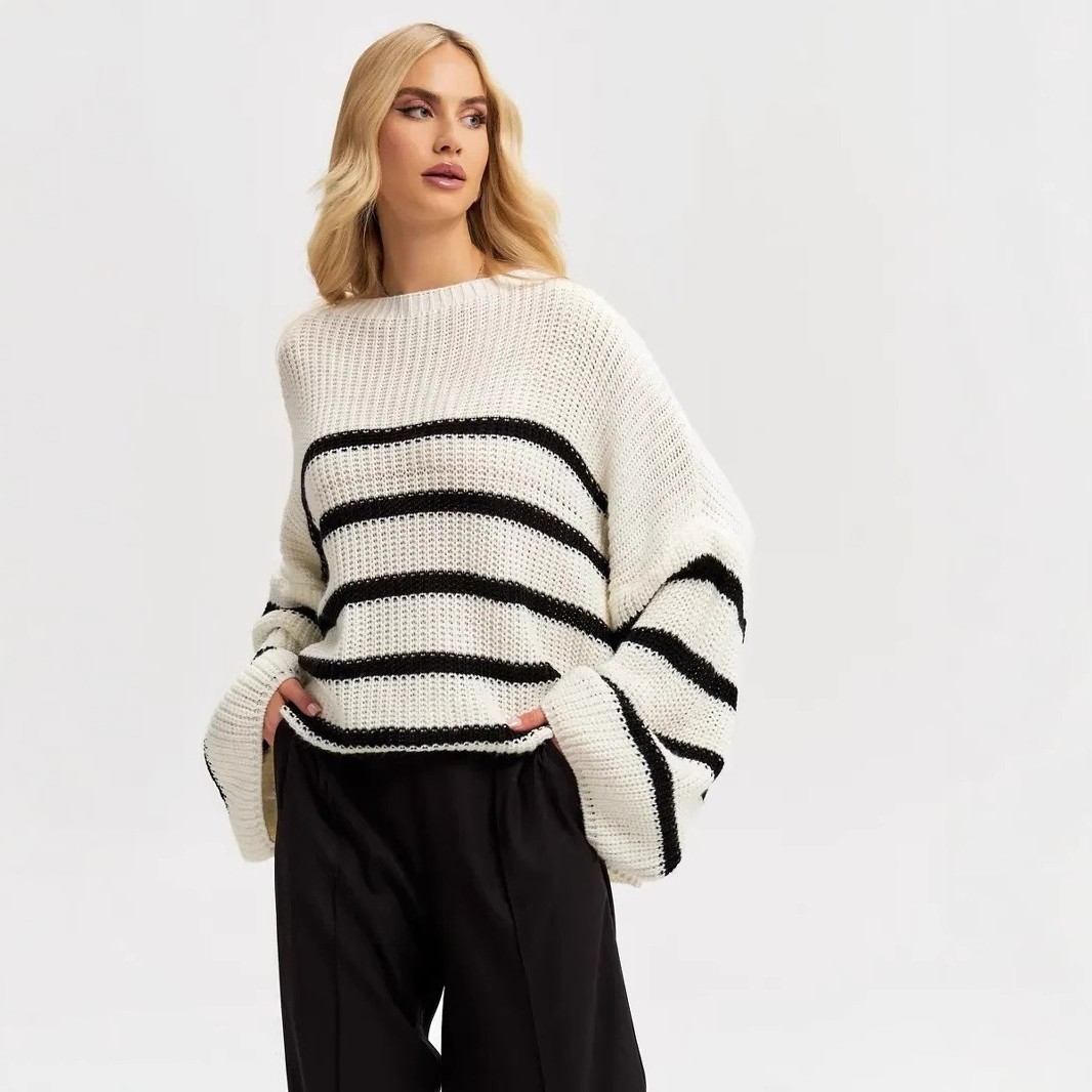 Модный вязаный свитер в полоску