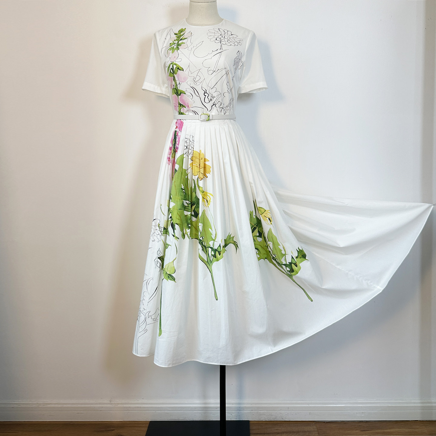 白色连衣裙2026春夏度假新款女全棉手绘印花收腰显瘦百褶短袖长裙