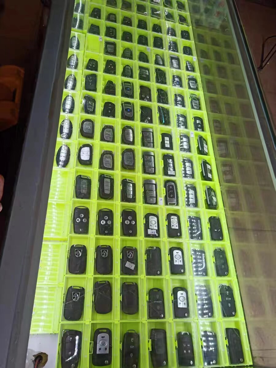 汽车钥匙展示盒摆柜台挂墙上遥控器收纳盒智能卡整理盒零件魔盒