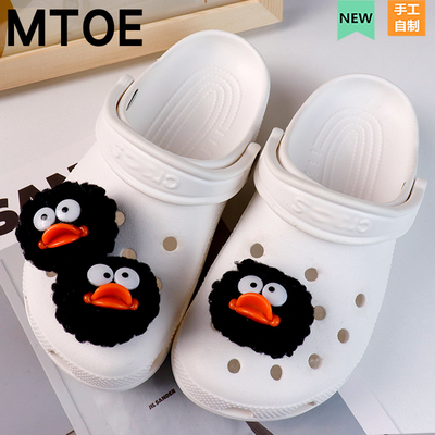 嘟嘟嘴黑色毛球花式洞洞鞋配饰