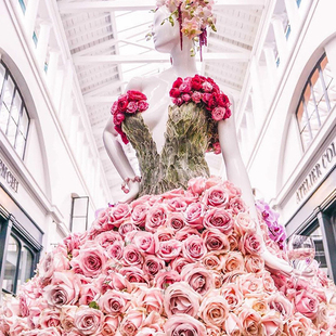 商场橱窗模特花艺展示造型布置 氛围感吸客道具视觉吸引引流神器