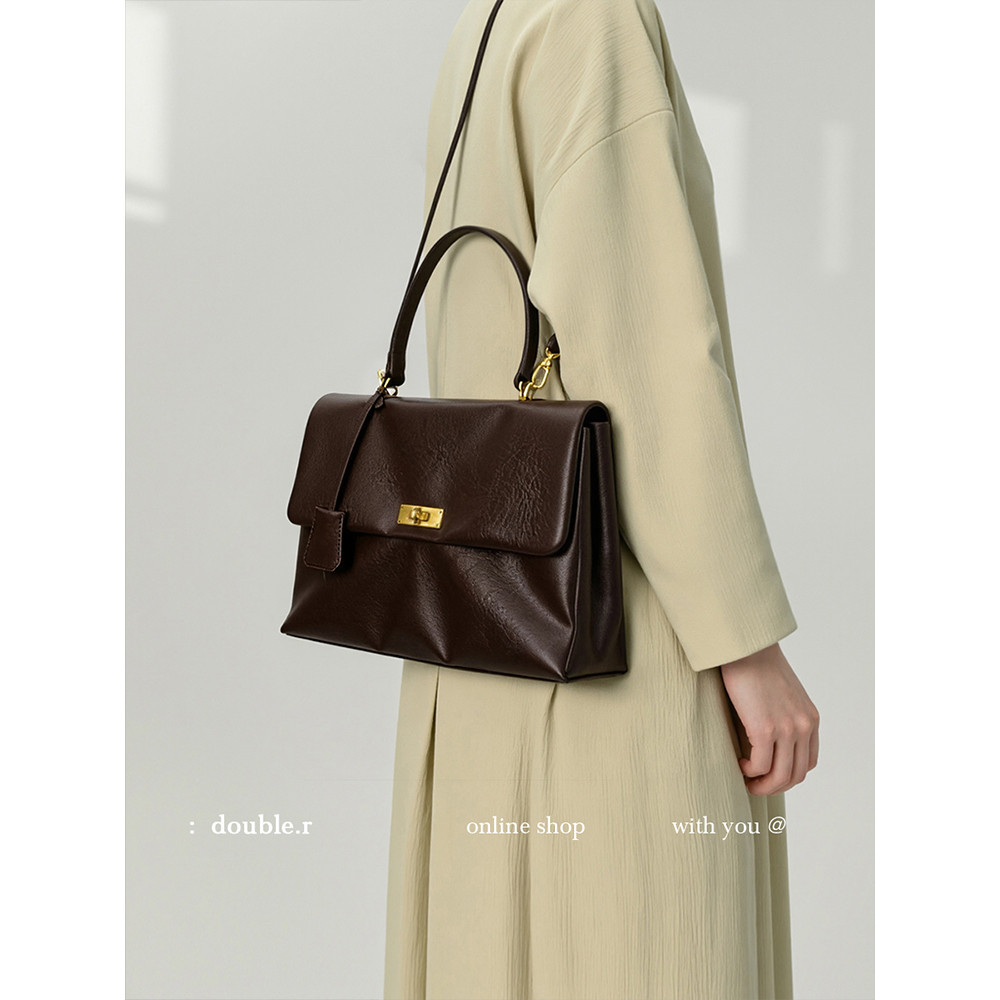 小瑞靓包 松塔低语 通勤软皮邮差包包女2025新款单肩斜挎包大容量