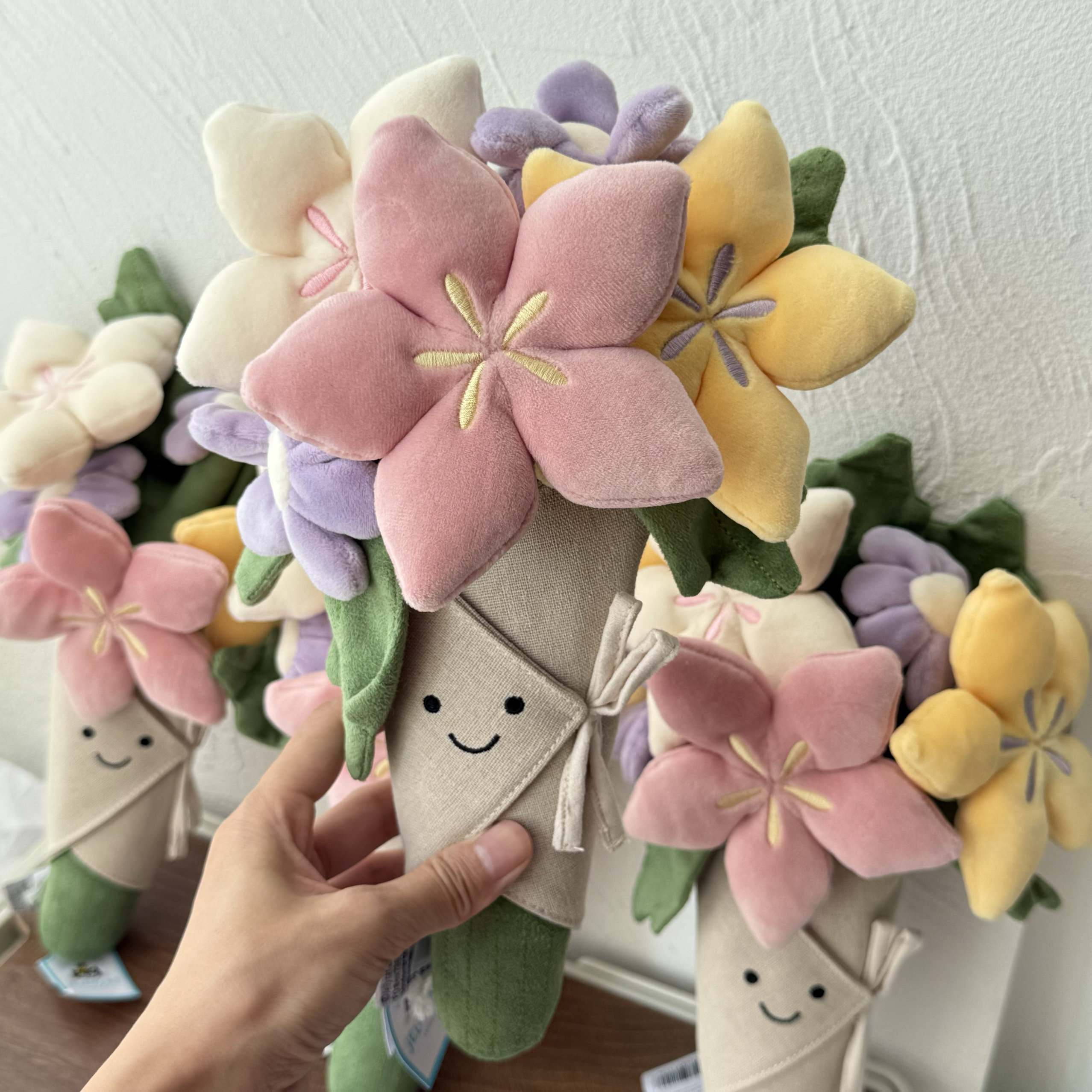 正品现货Jellycat手捧花花束玩偶婚礼糖果色捧花毛绒公仔告白礼物图片