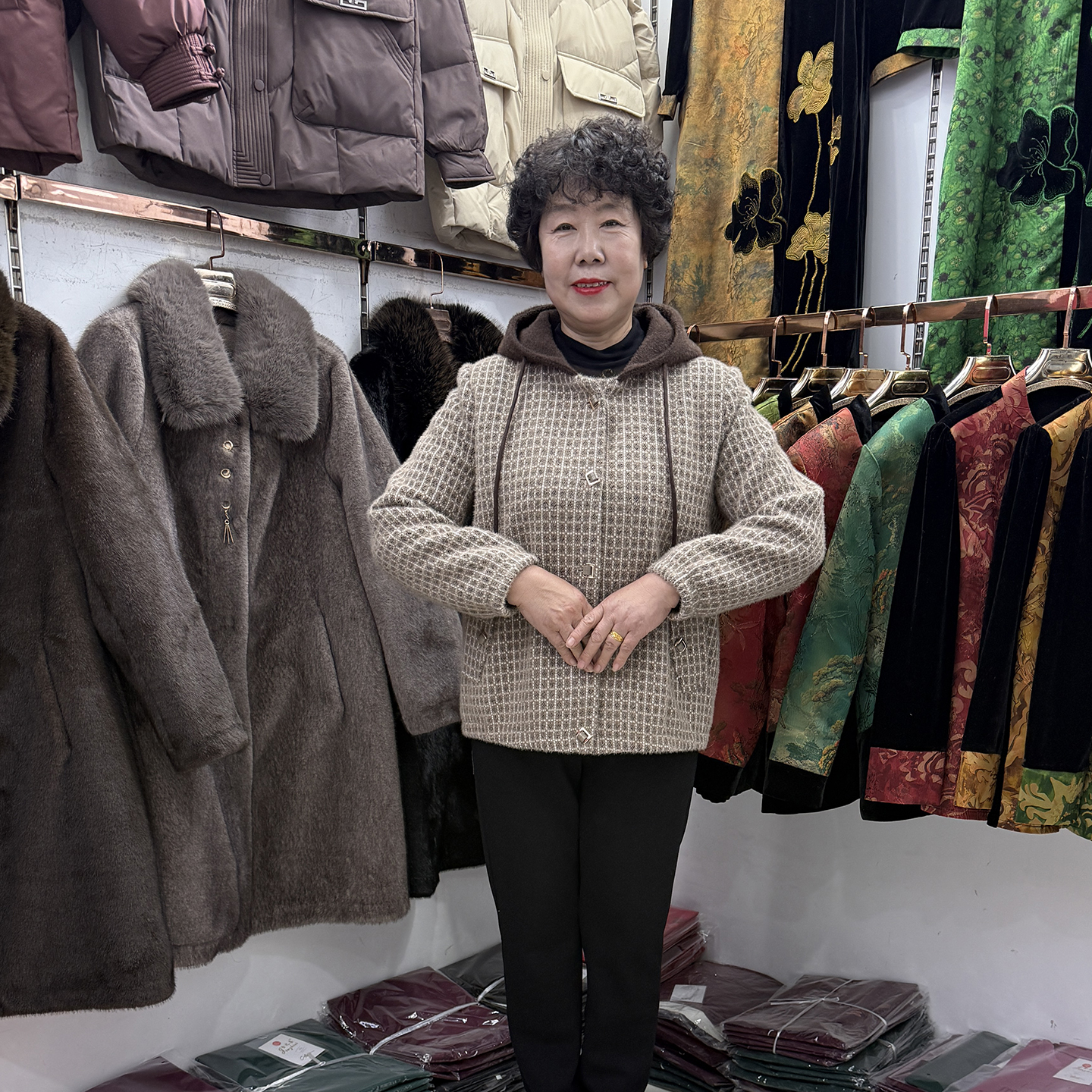 中老年秋冬新款休闲连帽貂绒外套女短款厚实格子奶奶宽松太太上衣