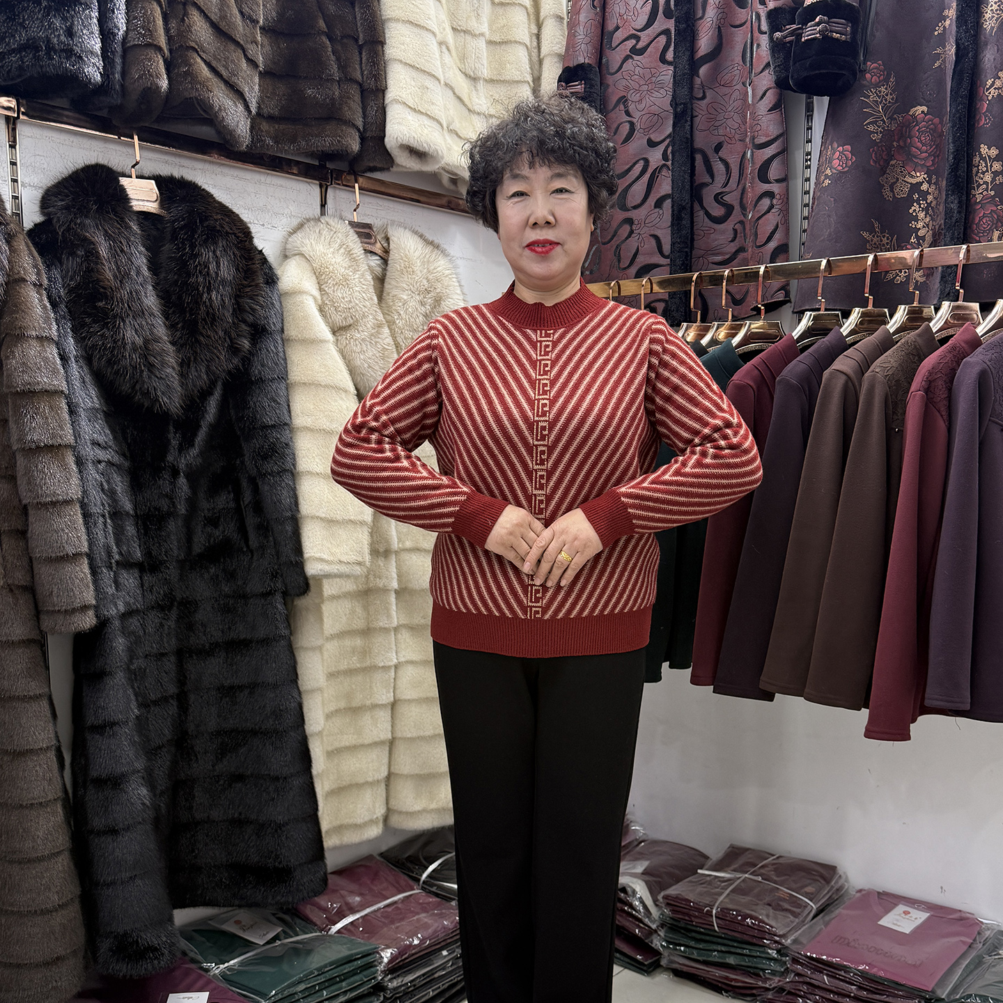 妈妈秋冬新款半高领毛衣针织打底衫2025休闲条纹内搭显瘦可配大衣