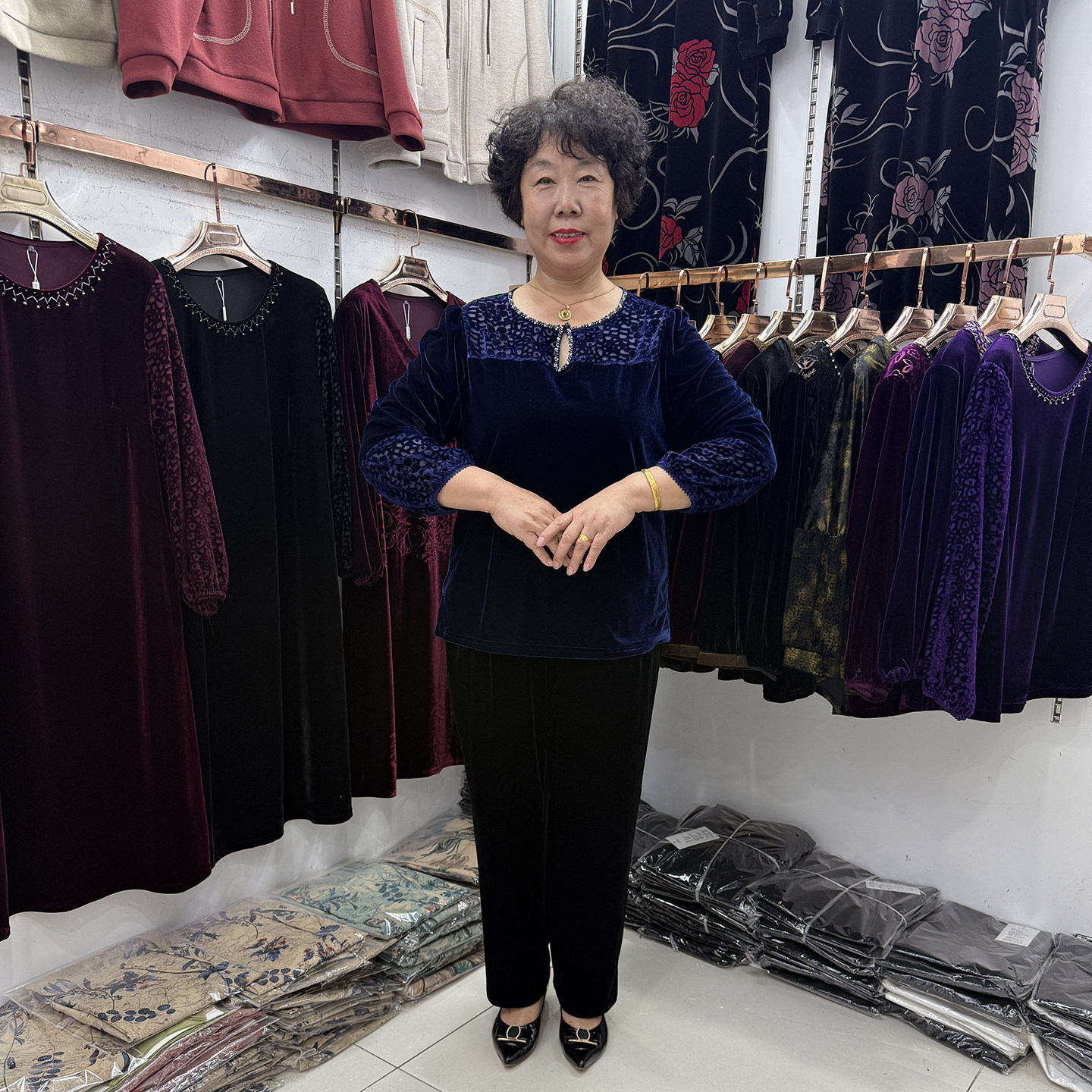 中老年妈妈早秋新款丝绒烧花上衣女镂空洋气打底40-50岁休闲套装