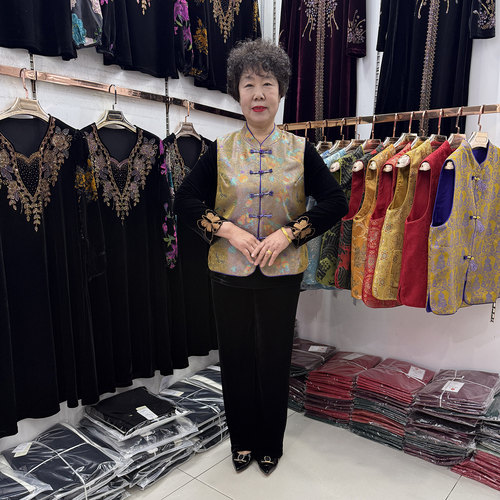 高端妈妈春季立领国风马甲外套2026渐变色开衫缎面提花时尚套装新