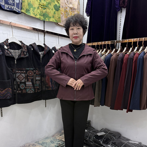 中年妈妈秋季新款休闲连帽风衣外套短款2025纯色40-50岁夹克上衣