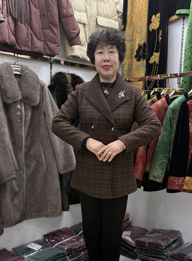 中年妈妈秋冬款翻领毛呢大衣外套女小个子50岁妇女减龄格子中长款