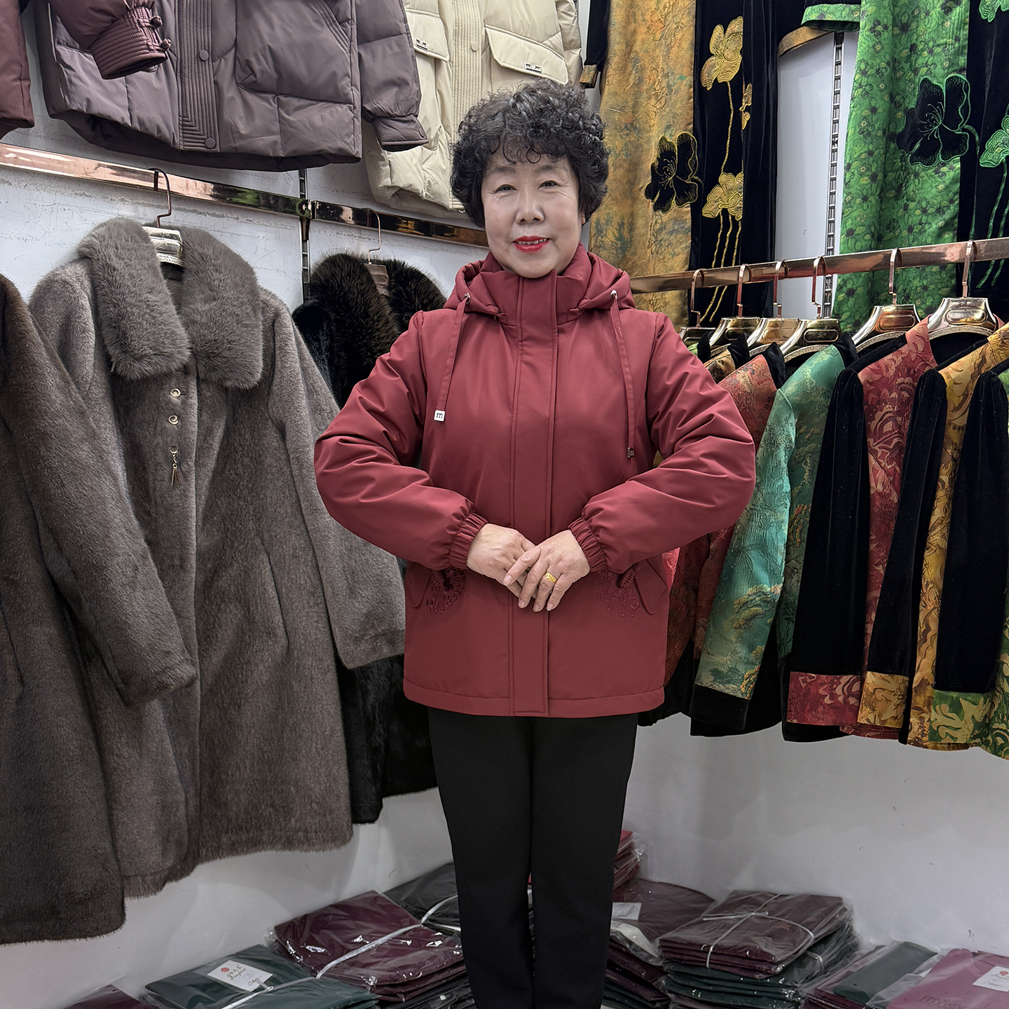 妈妈冬季新款连帽加厚连帽羽绒服外套女2025保暖防寒奶奶冲锋衣