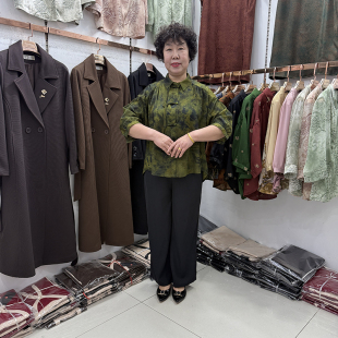 2025春夏妈妈提花蝙蝠袖宽松衬衫中长桑蚕丝遮肉前短后长时尚套装