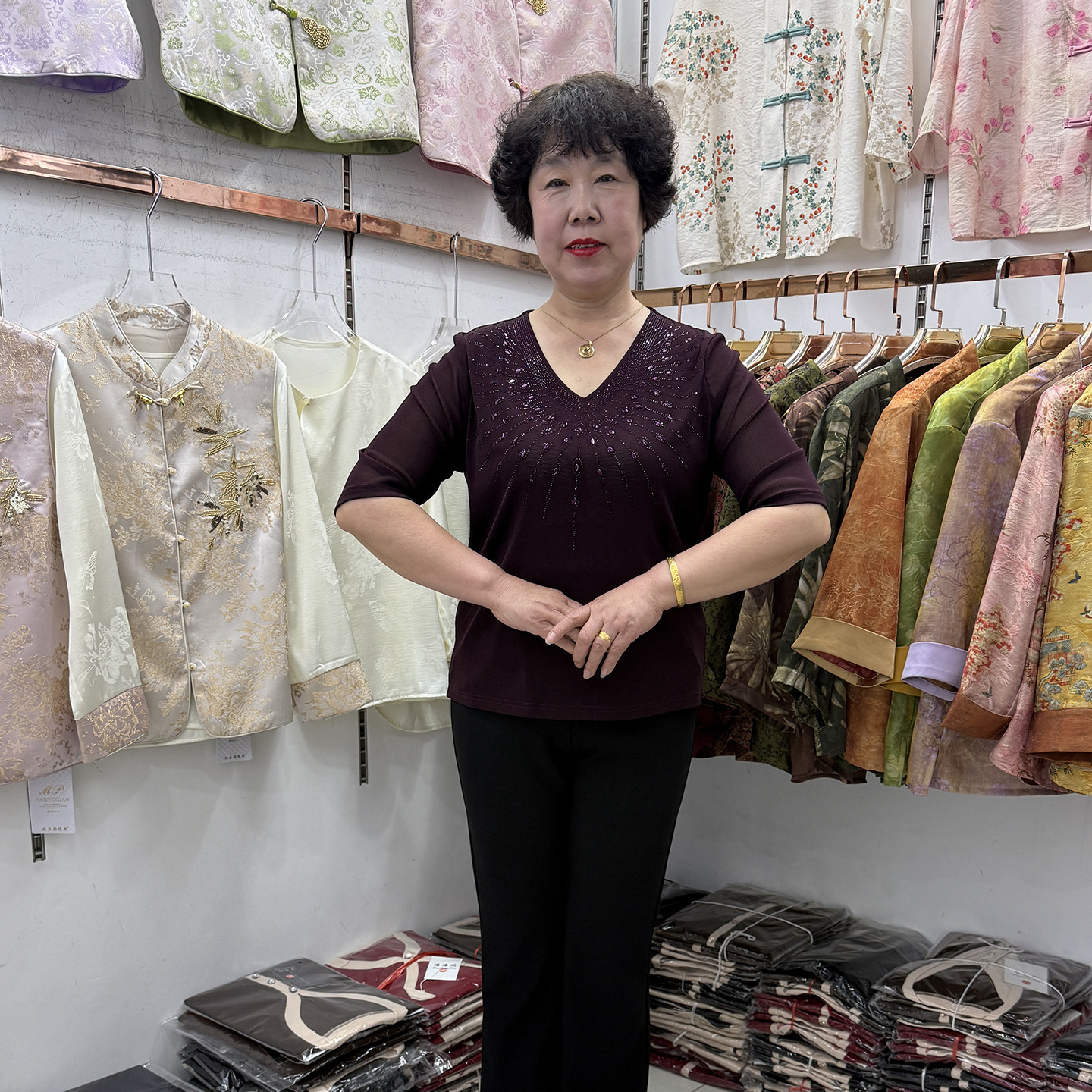 中年妈妈春夏新款V领时尚中袖t恤衫女40-50岁网纱拼色显瘦打底衫