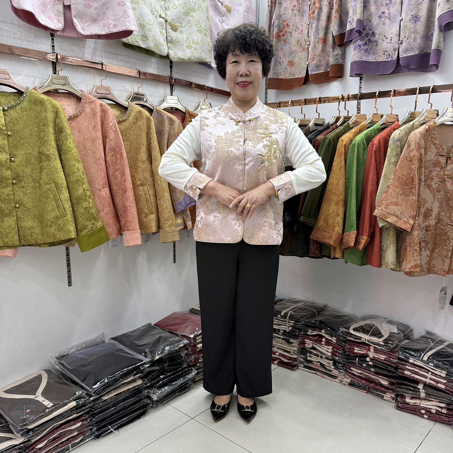 新中式提花刺绣马甲妈妈装春秋外搭盘扣立领国风背心休闲时尚套装