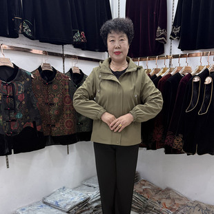 中老年女装休闲连帽风衣外套短款纯色宽松遮肉奶奶百搭夹克春秋款