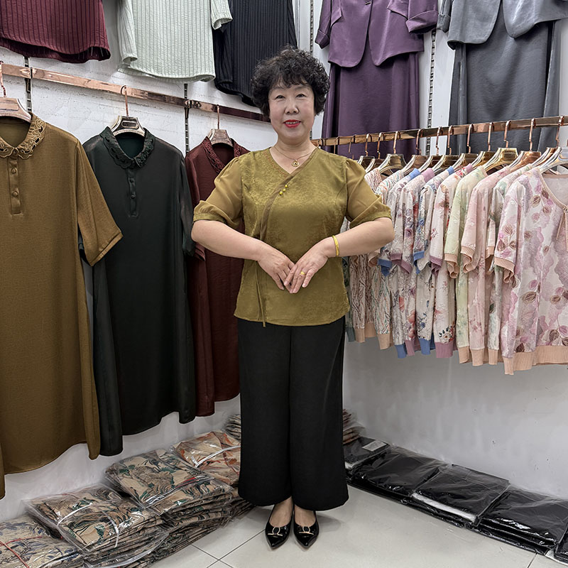 中老年妈妈夏装桑蚕丝V领时尚t恤衫中袖2025年新中式50岁妇女套装