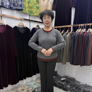 50岁纯色内搭打底衫 2025中年人早秋新款 女40 t恤衫 V领假两件长袖