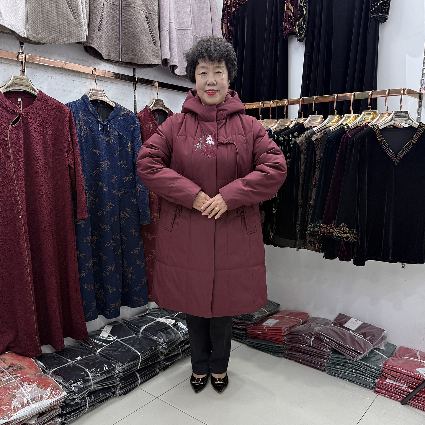 中老年妈妈冬季新款连帽绣花羽绒棉衣外套保暖胖老人刺绣棉衣长款