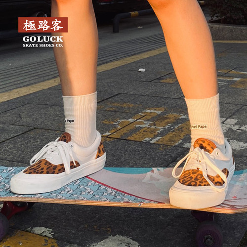 极路客豹纹翻毛皮专业硫化滑板鞋