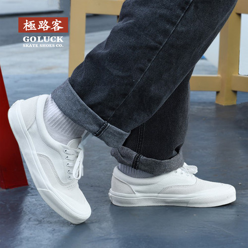 极路客古董白简洁美式滑板鞋
