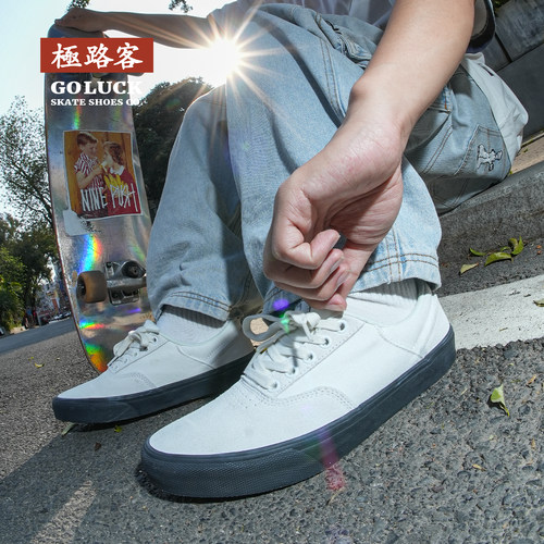 极路客伏地黑极简小众滑板鞋