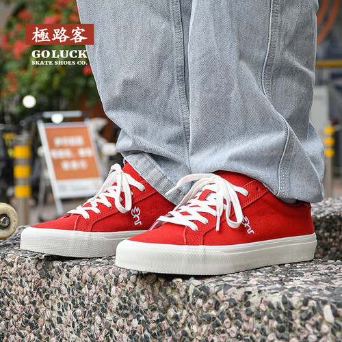 极路客新款中国红滑板鞋