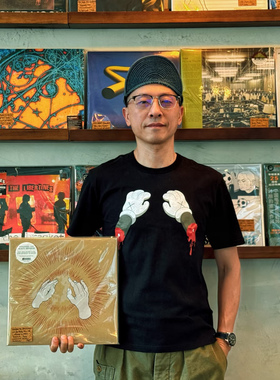 Kaws联名原创设计公仔双手印花男女情侣美式复古街头夏季短袖T恤