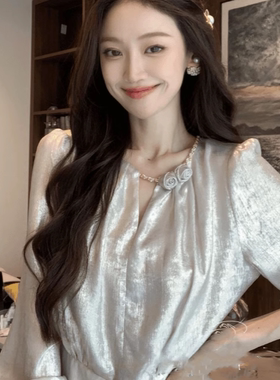 早秋新款银白色网红小衫女设计感v领立体玫瑰上衣显瘦洋气套头衫